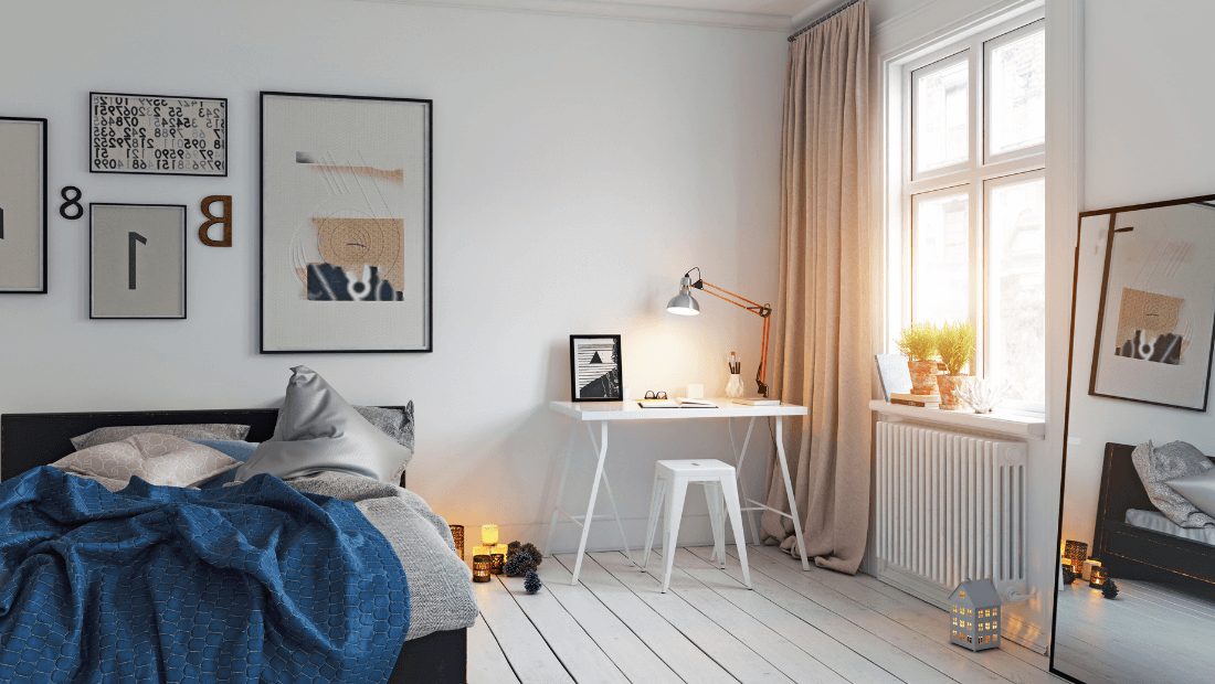 Symmetrisk tavelvägg över säng i sovrum
